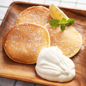 マスカルポーネのパンケーキ レモンとホイップを添えて 生クリームとチーズ乳製品レシピ クリーム コンシェルジュ タカナシ乳業株式会社
